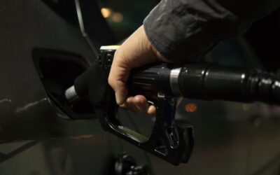 ¿Por qué sigue subiendo la gasolina?